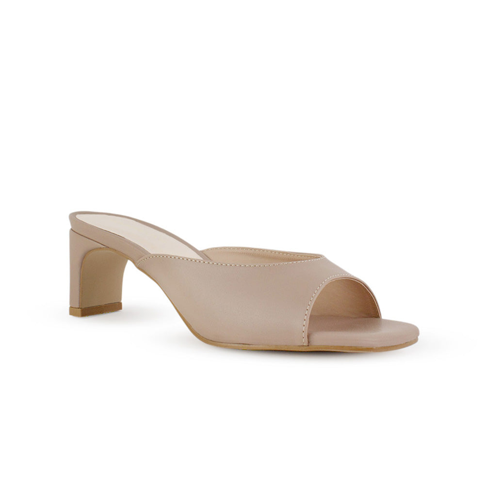 Vista diagonal de zapatilla nude de meter para mujer con punta cuadrada abierta y tacón bajo de 6cm