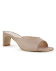 Vista diagonal de zapatilla nude de meter para mujer con punta cuadrada abierta y tacón bajo de 6cm