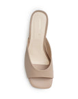 Vista superior de zapatilla nude para mujer de diseño descubierto con punta cuadrada abierta de meter