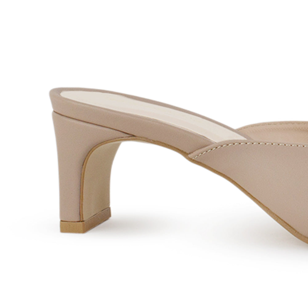 Vista trasera de tacón bajo de 6cm en zapatilla nude para mujer con punta cuadrada abierta de meter