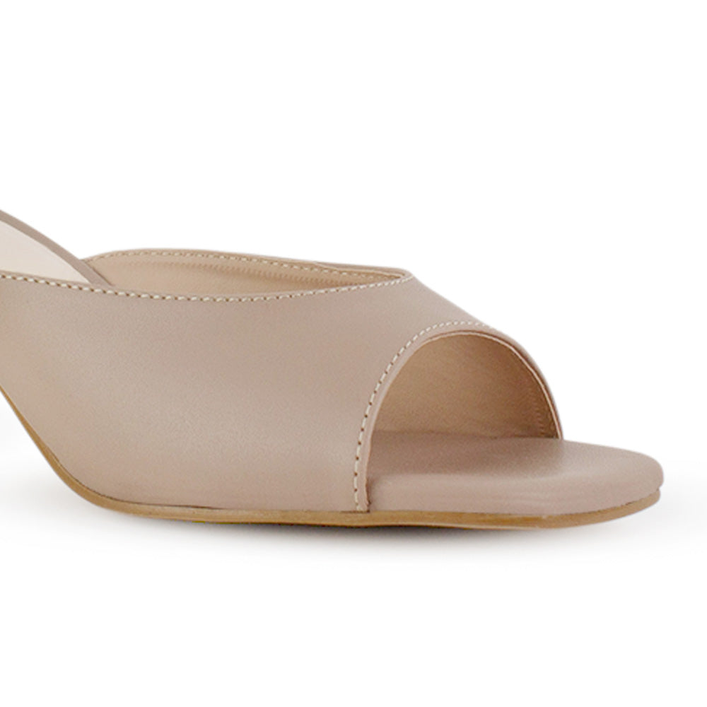 Vista a detalle de punta cuadrada abierta en zapatilla nude para mujer con diseño descubierto de meter con tacón de 6cm