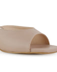 Vista a detalle de punta cuadrada abierta en zapatilla nude para mujer con diseño descubierto de meter con tacón de 6cm