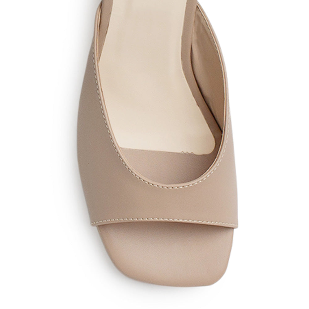 Vista de material cabra sintético en zapatilla nude para mujer con punta abierta cuadrada de meter con tacón bajo de 6cm