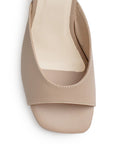 Vista de material cabra sintético en zapatilla nude para mujer con punta abierta cuadrada de meter con tacón bajo de 6cm