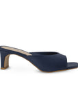 Vista lateral de zapatilla azul para mujer de meter con punta cuadrada y tacón bajo de 6cm