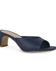 Vista diagonal de zapatilla azul de meter para mujer con punta cuadrada abierta y tacón bajo de 6cm