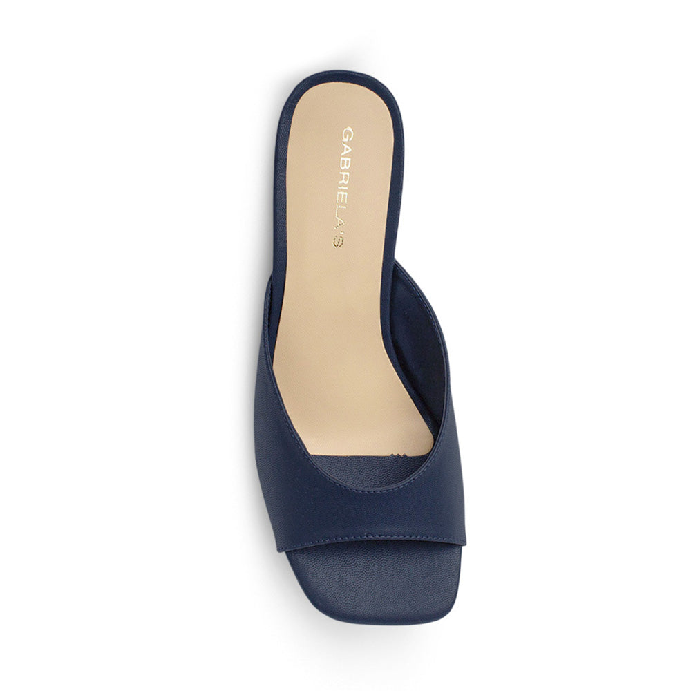 Vista superior de zapatilla azul para mujer de diseño descubierto con punta cuadrada abierta de meter