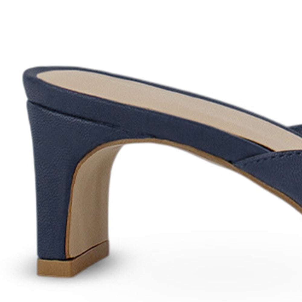 Vista trasera de tacón bajo de 6cm en zapatilla azul para mujer con punta cuadrada abierta de meter