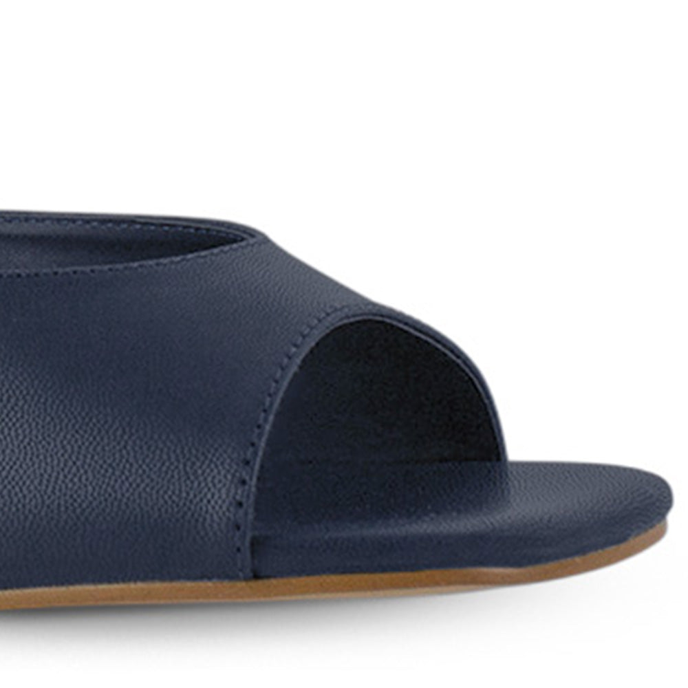 Vista a detalle de punta cuadrada abierta en zapatilla azul para mujer con diseño descubierto de meter con tacón de 6cm