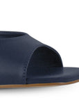 Vista a detalle de punta cuadrada abierta en zapatilla azul para mujer con diseño descubierto de meter con tacón de 6cm