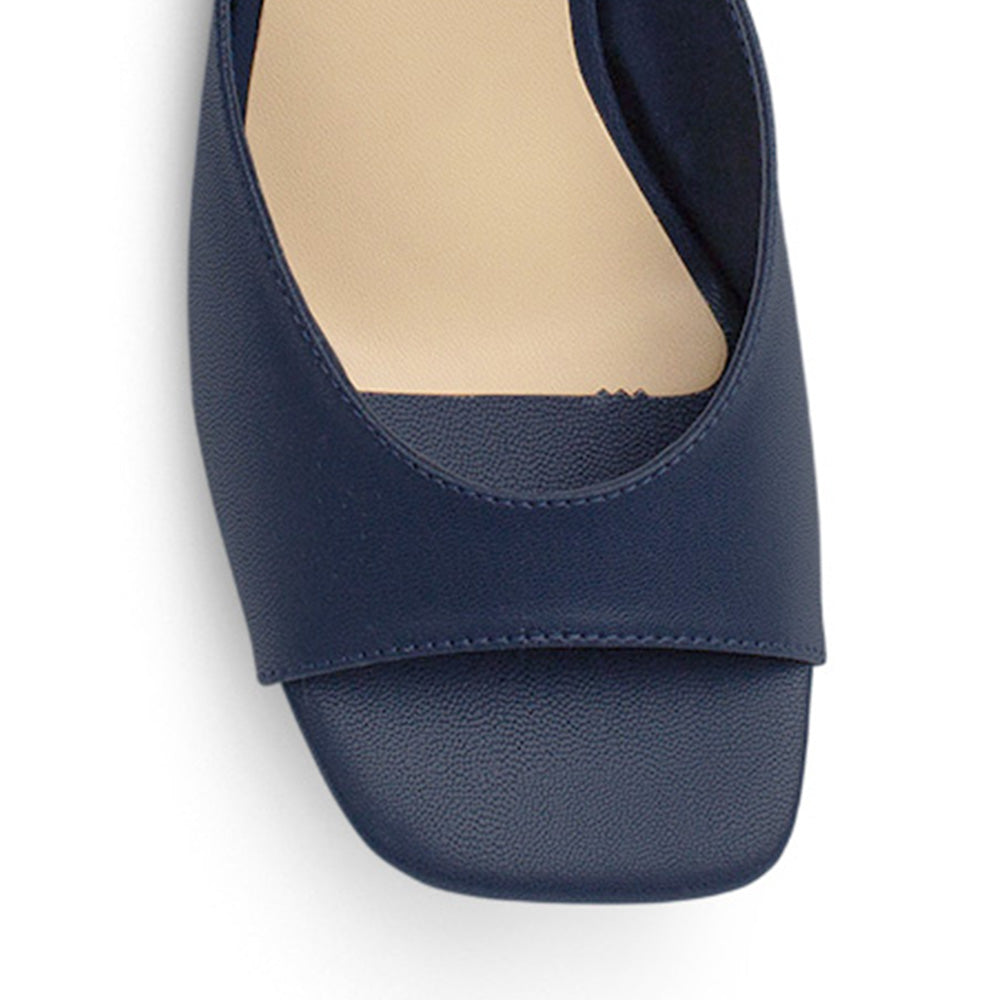 Vista de material cabra sintético en zapatilla azul para mujer con punta abierta cuadrada de meter con tacón bajo de 6cm