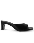 Vista lateral de zapatilla negra para mujer de meter con punta cuadrada y tacón bajo de 6cm