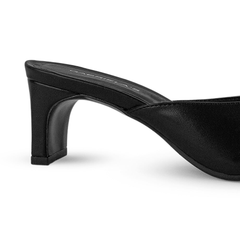 Vista trasera de tacón bajo de 6cm en zapatilla negra para mujer con punta cuadrada abierta de meter