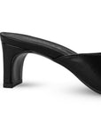 Vista trasera de tacón bajo de 6cm en zapatilla negra para mujer con punta cuadrada abierta de meter