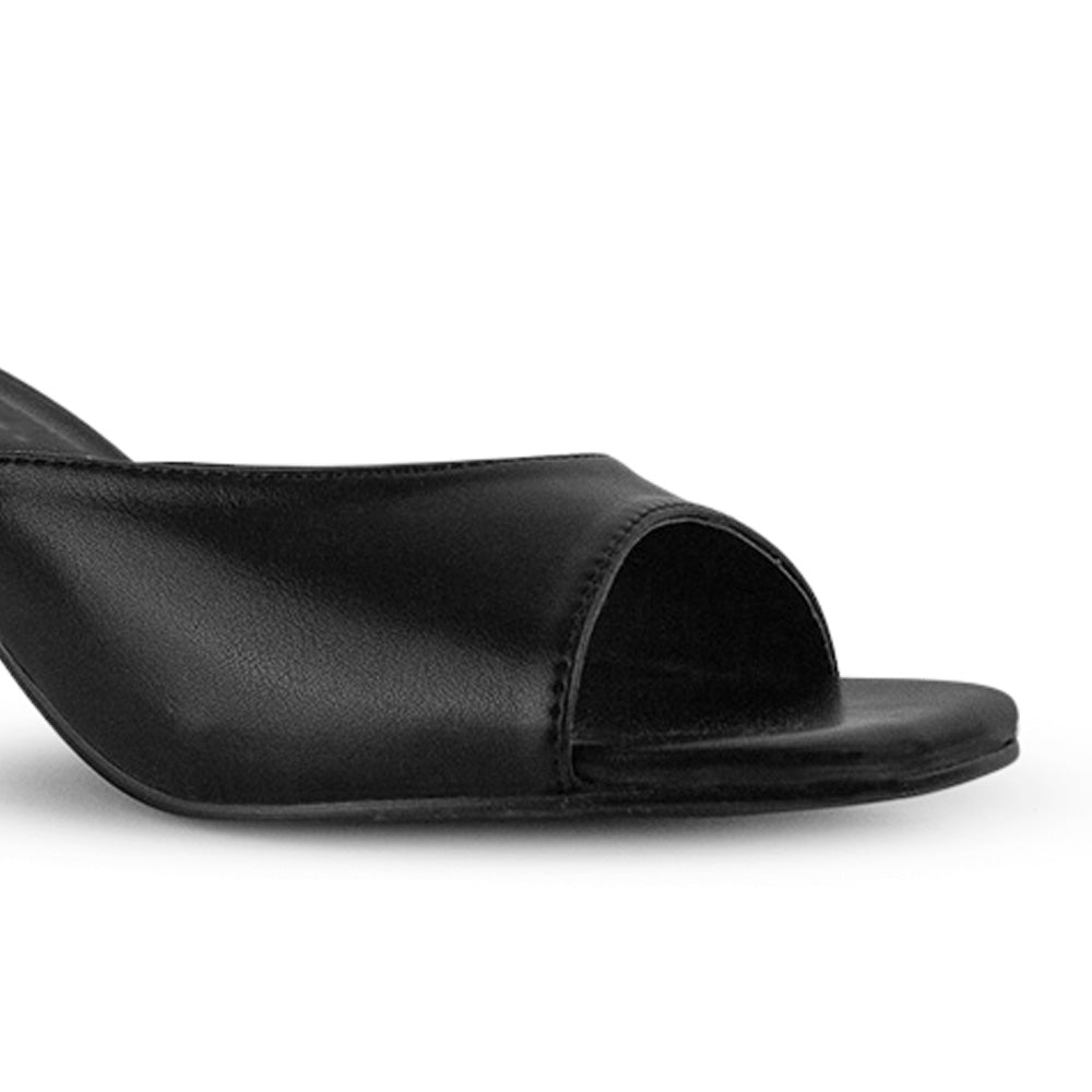 Vista a detalle de punta cuadrada abierta en zapatilla negra para mujer con diseño descubierto de meter con tacón de 6cm