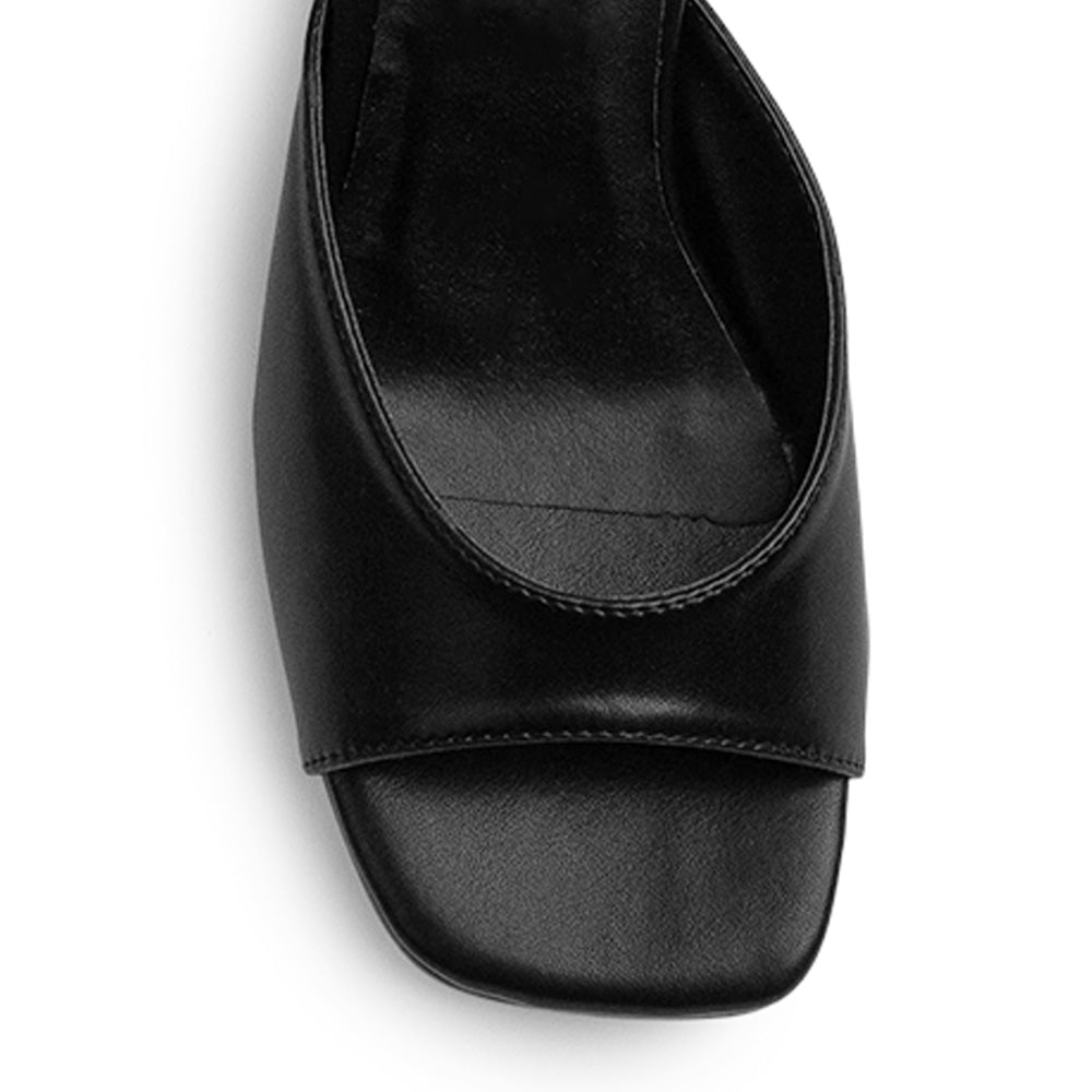 Vista de material sintético en zapatilla negra para mujer con punta abierta cuadrada de meter con tacón bajo de 6cm