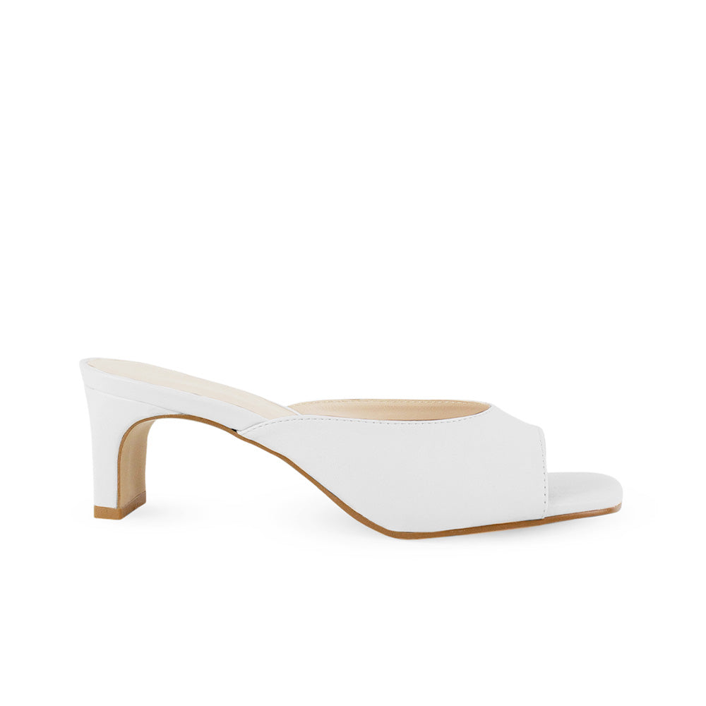 Vista lateral de zapatilla blancas para mujer de meter con punta cuadrada y tacón bajo de 6cm