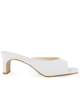 Vista lateral de zapatilla blancas para mujer de meter con punta cuadrada y tacón bajo de 6cm