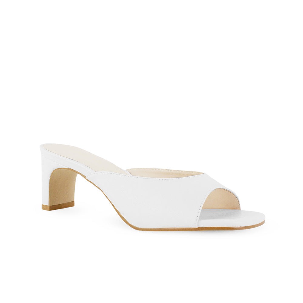 Vista diagonal de zapatilla blanca de meter para mujer con punta cuadrada abierta y tacón bajo de 6cm