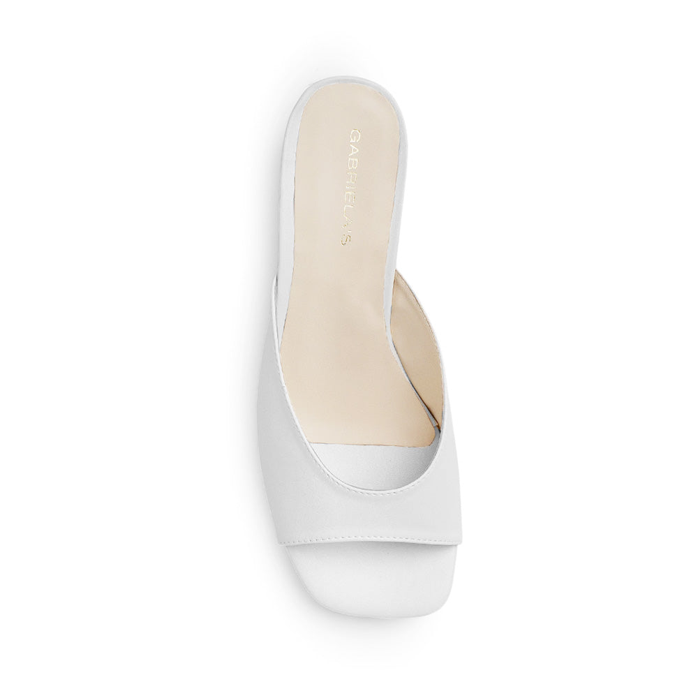 Vista superior de zapatilla blanca para mujer de diseño descubierto con punta cuadrada abierta de meter