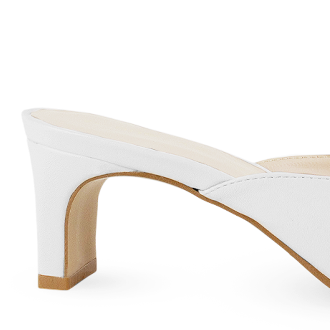 Vista trasera de tacón bajo de 6cm en zapatilla blanca para mujer con punta cuadrada abierta de meter