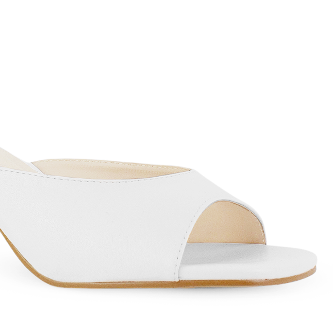 Vista a detalle de punta cuadrada abierta en zapatilla blanca para mujer con diseño descubierto de meter con tacón de 6cm