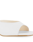 Vista a detalle de punta cuadrada abierta en zapatilla blanca para mujer con diseño descubierto de meter con tacón de 6cm