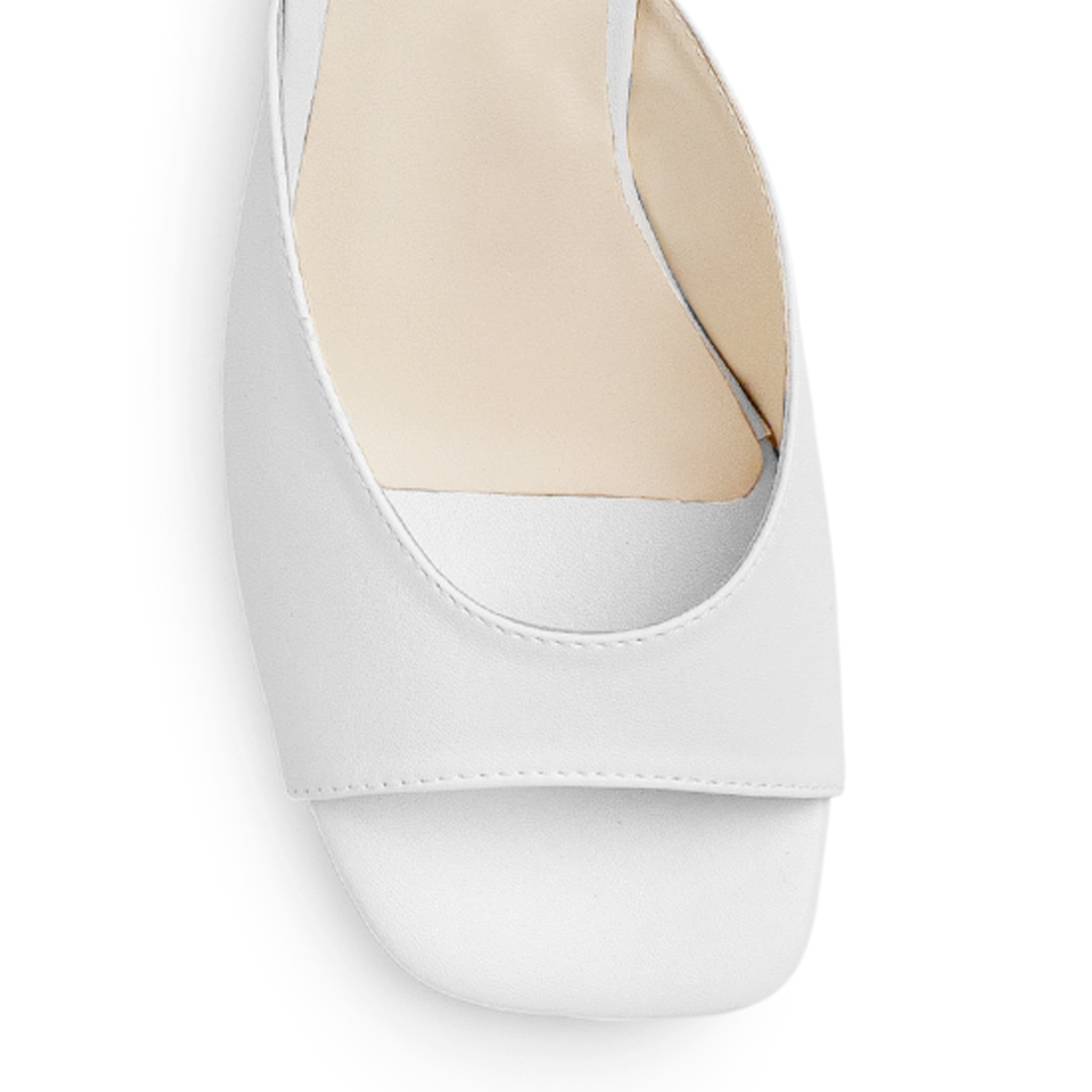 Vista de material sintético en zapatilla blanca para mujer con punta abierta cuadrada de meter con tacón bajo de 6cm