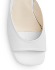 Vista de material sintético en zapatilla blanca para mujer con punta abierta cuadrada de meter con tacón bajo de 6cm