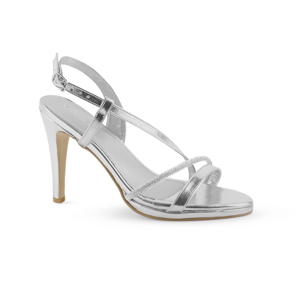 Vista diagonal de zapatilla plateada con correa ajustable con hebilla rectangular tiras cruzadas de pedrería y tacón alto delgado de 11cm