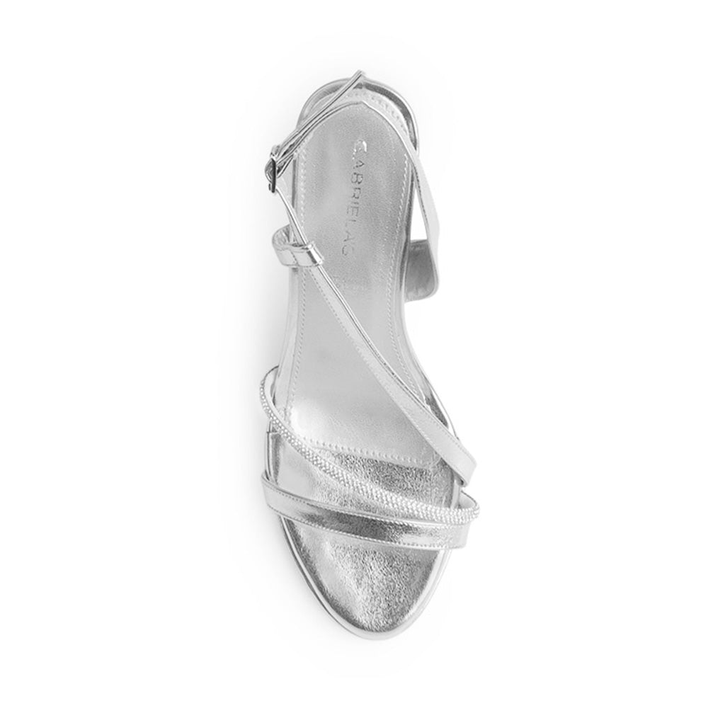 Vista superior de zapatilla plateada de diseño descubierto para mujer con tiras cruzadas de pedrería brillante y tacón alto delgado de 11cm