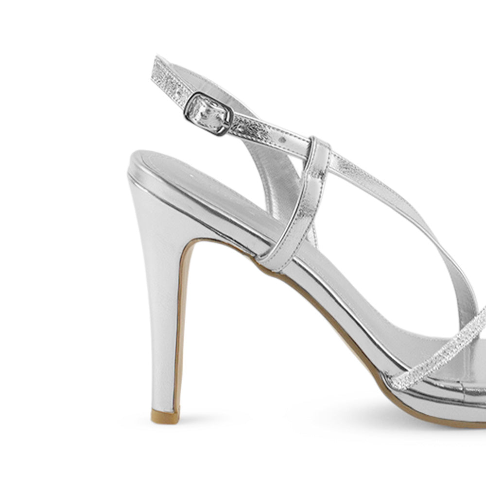 Vista trasera de tacón alto delgado de 11cm en zapatilla plateada con correa ajustable para mujer de diseño descubierto y tiras cruzadas con pedreria