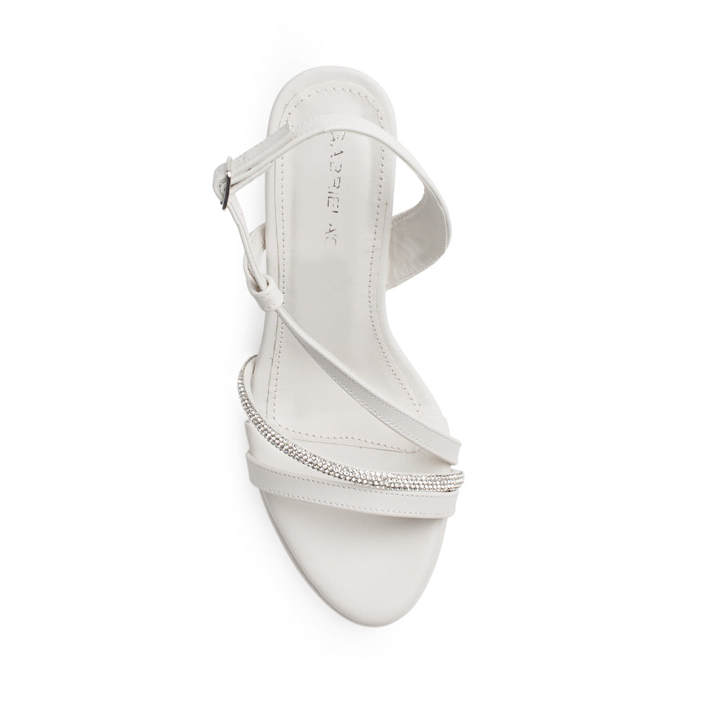 Vista superior de zapatilla beige de diseño descubierto para mujer con tiras cruzadas de pedrería brillante y tacón alto delgado de 11cm