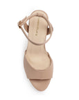 Vista superior de zapatilla nude para mujer de diseño descubierto con pulsera al tobillo y punta abierta