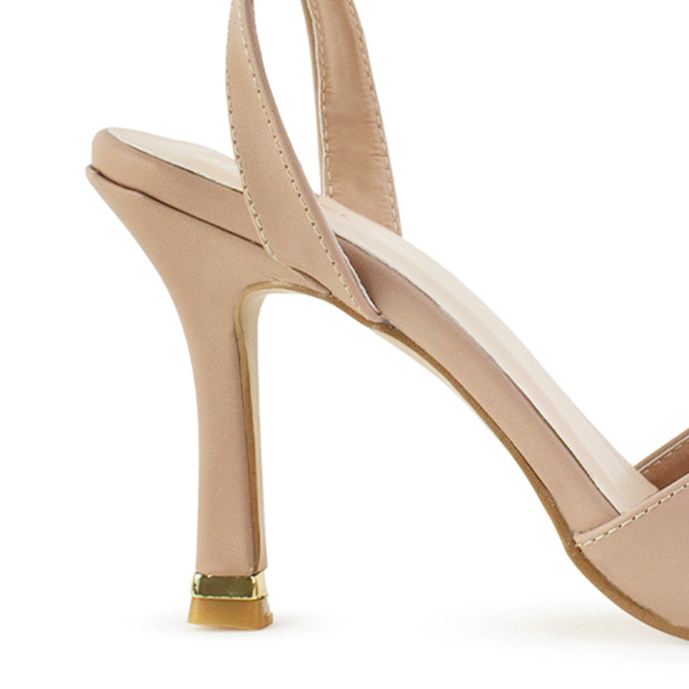 Vista trasera de tacón delgado medio de 10cm en zapatilla nude para mujer con pulsera ajustable de diseño descubierto 