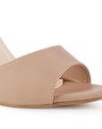 Vista a detalle de punta abierta en zapatilla nude para mujer con pulsera ajustable al tobillo y tacón delgado medio de 10cm
