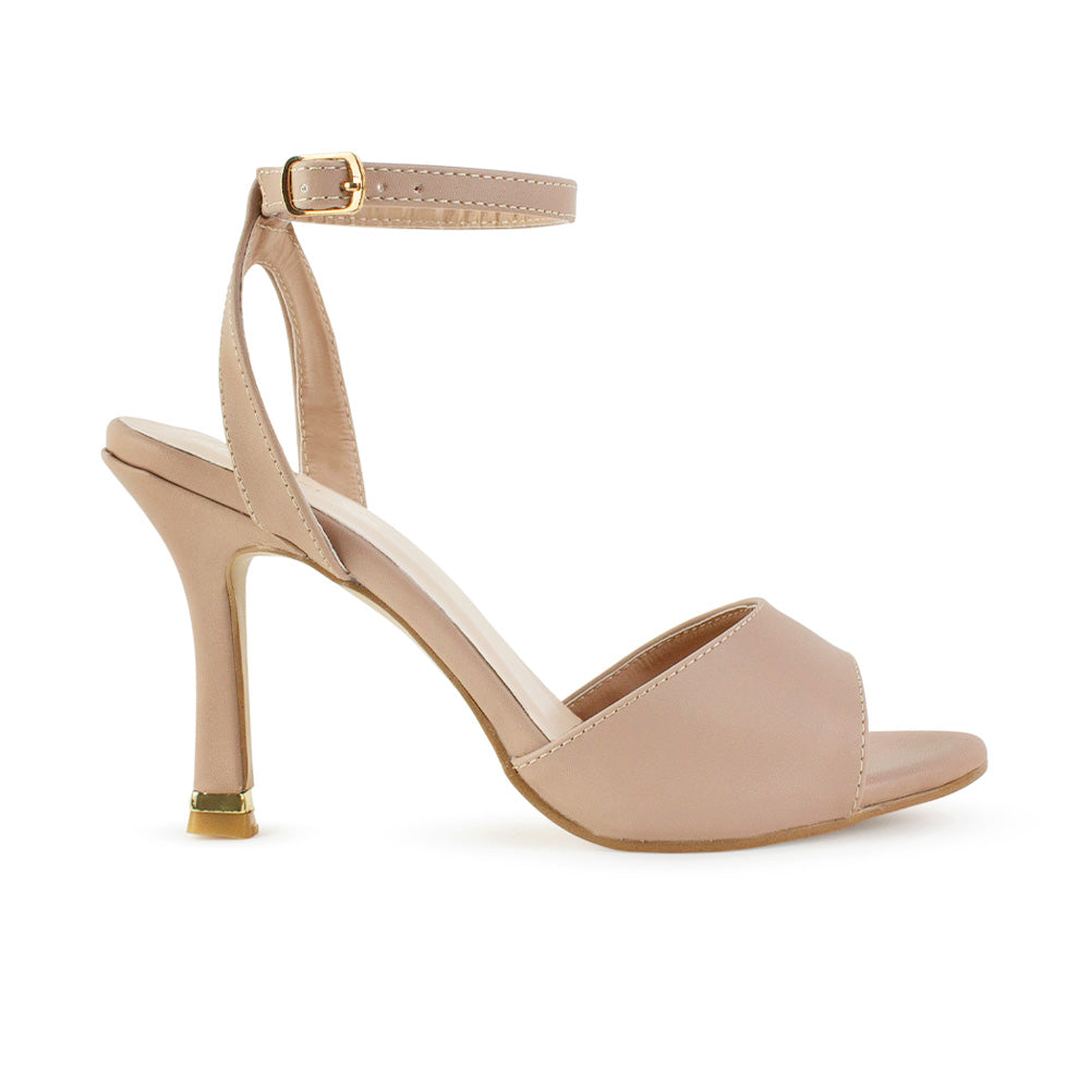 Vista lateral de zapatilla nude para mujer con pulsera al tobillo y tacón delgado de 10cm de diseño descubierto
