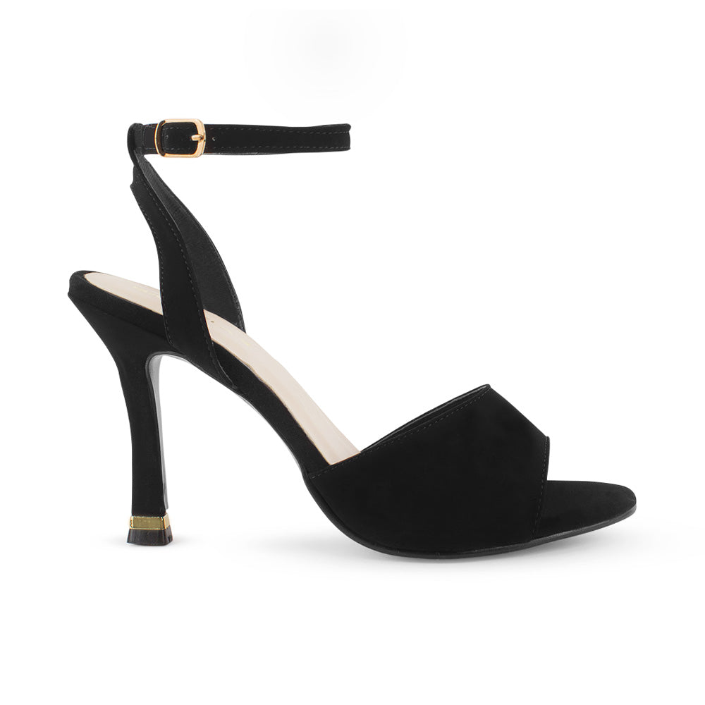 Vista lateral de zapatilla negra para mujer con pulsera al tobillo y tacón delgado de 10cm de diseño descubierto