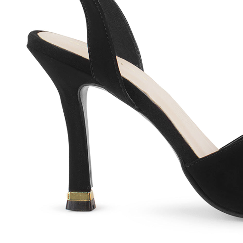 Vista trasera de tacón delgado medio de 10cm en zapatilla negra para mujer con pulsera ajustable de diseño descubierto 