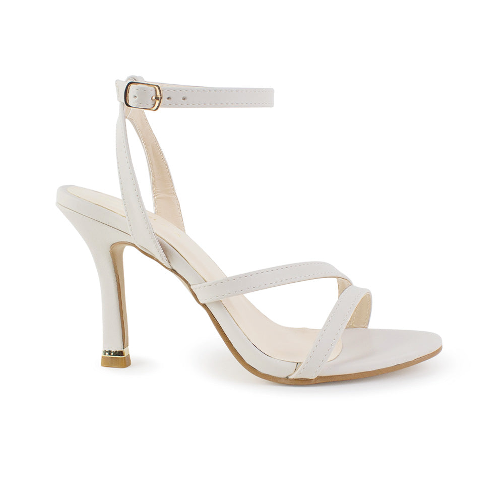 Vista lateral de zapatilla beige para dama con tiras delgadas y tacón medio 10cm 