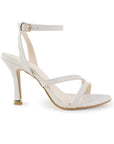 Vista lateral de zapatilla beige para dama con tiras delgadas y tacón medio 10cm 