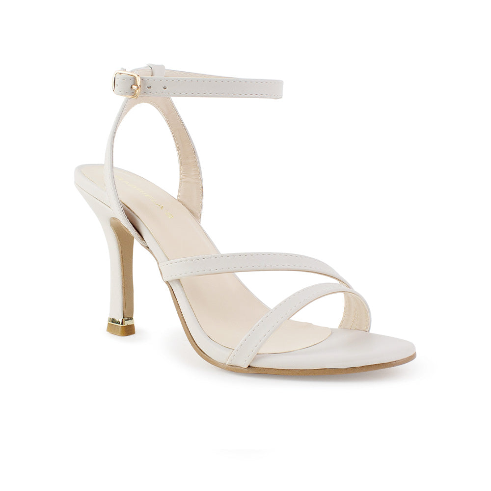 Vista diagonal de la zapatilla beige con tacón medio 10cm y detalle de tiras delgadas 