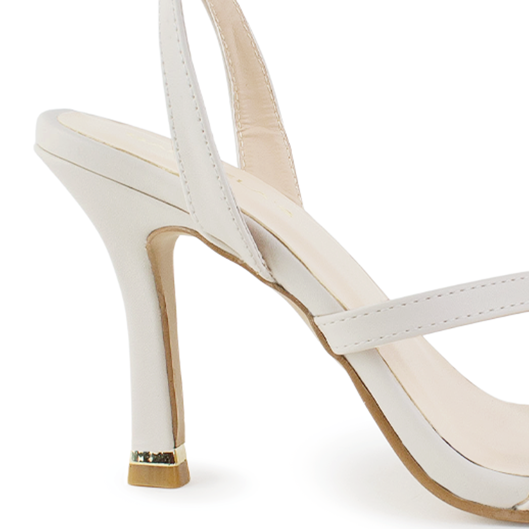 Vista trasera del tacón medio 10cm en la zapatilla beige para dama con detalle en tiras delgadas