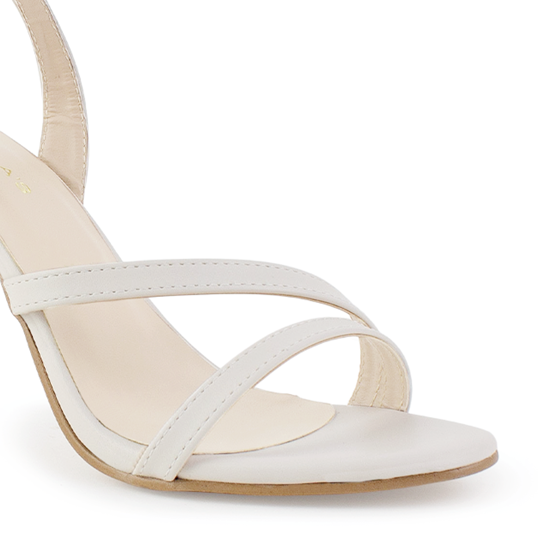 Detalle del material cabra sintético en zapatilla beige para dama con tiras delgadas y tacón medio 10cm