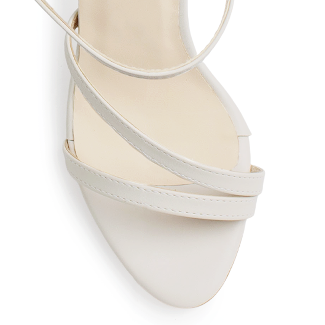 Vista del detalle en tiras delgadas de la zapatilla beige para dama con tacón medio 10cm 