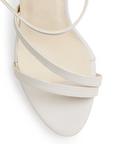Vista del detalle en tiras delgadas de la zapatilla beige para dama con tacón medio 10cm 