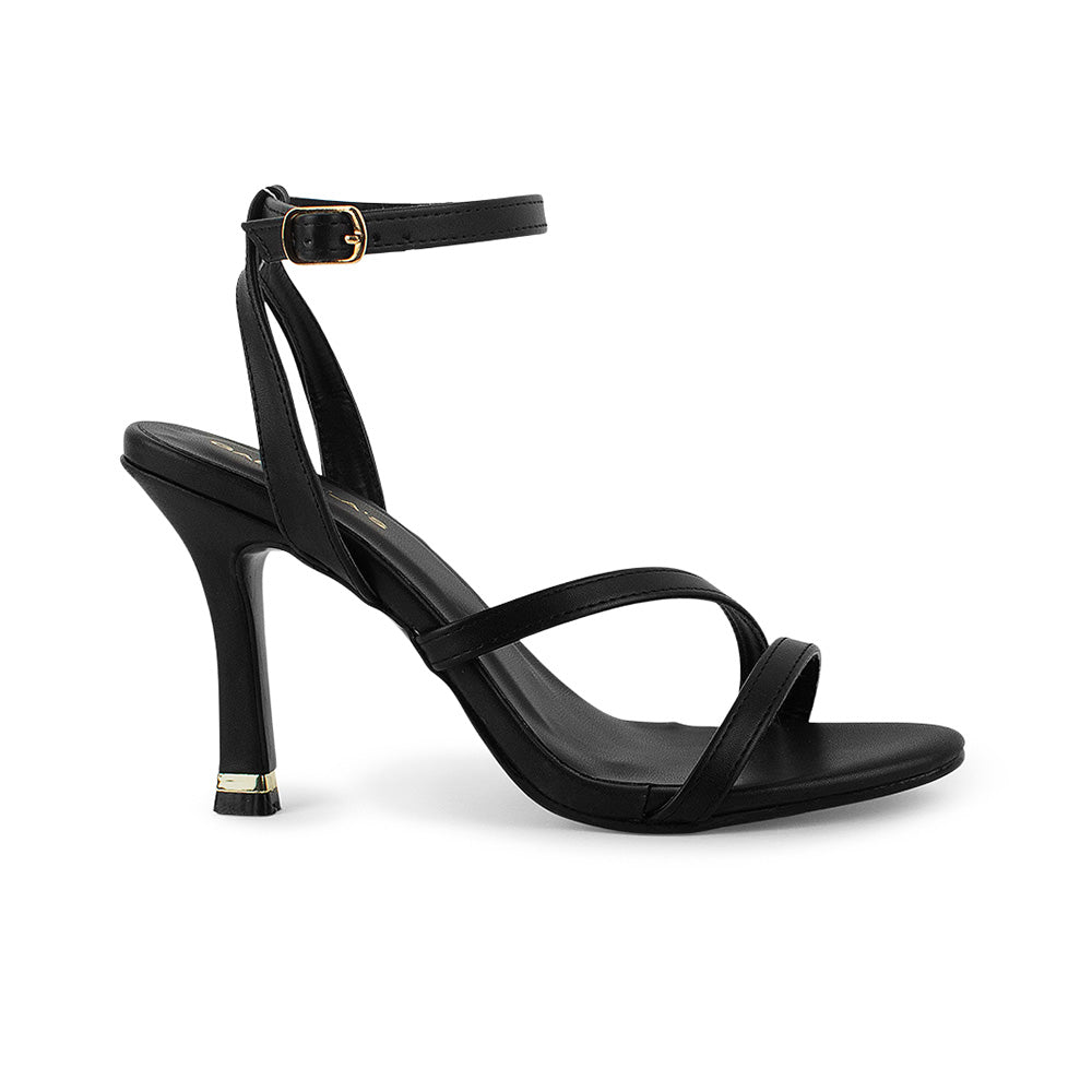 Vista lateral de zapatilla negra para dama con tiras delgadas y tacón medio 10cm 