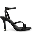 Vista lateral de zapatilla negra para dama con tiras delgadas y tacón medio 10cm 