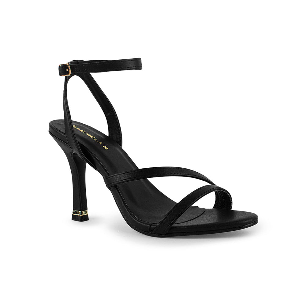 Vista diagonal de la zapatilla negra con tacón medio 10cm y detalle de tiras delgadas 