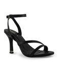 Vista diagonal de la zapatilla negra con tacón medio 10cm y detalle de tiras delgadas 